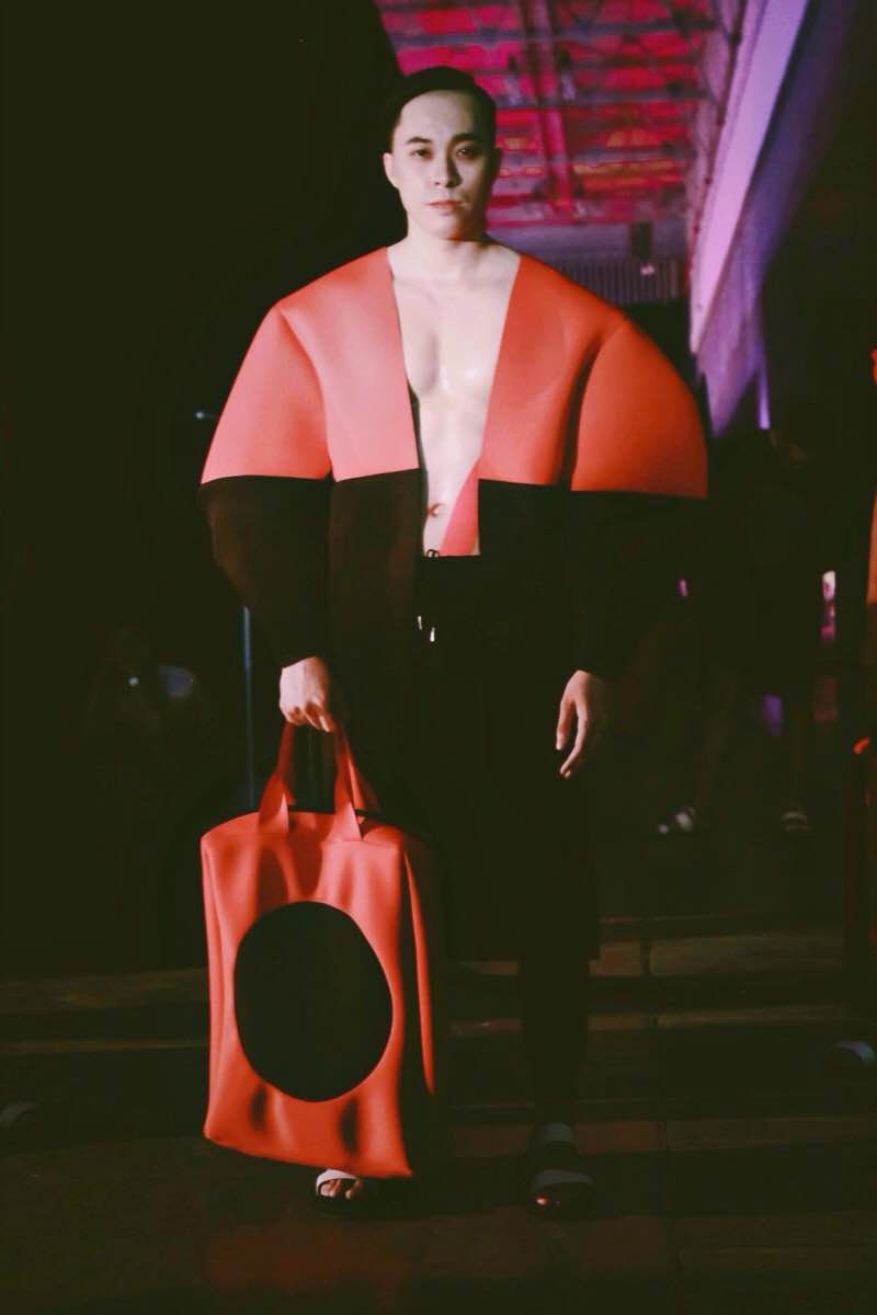 Max Lee phanh ngực sải bước trong Đêm Hội Chân dài 9